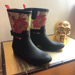 Cougar ankle length rain boots.
